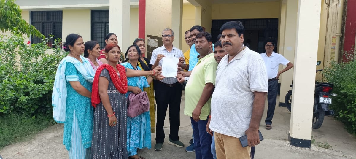 Auraiya News: मूल विद्यालय वापसी की मांग पर शिक्षामित्रों ने सौंपा ज्ञापनो