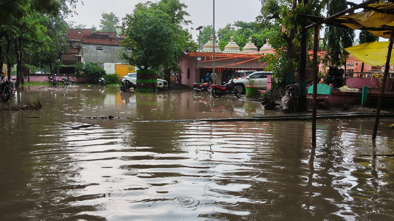 फेफना क्षेत्र के कपूरी गांव स्थित मां कपिलेश्वरी भवानी मंदिर परिसर में हुआ जल भराव।संवाद