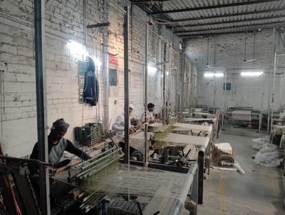 फैक्टरी में काम करते कारीगर। स्रोत : आर्काइव