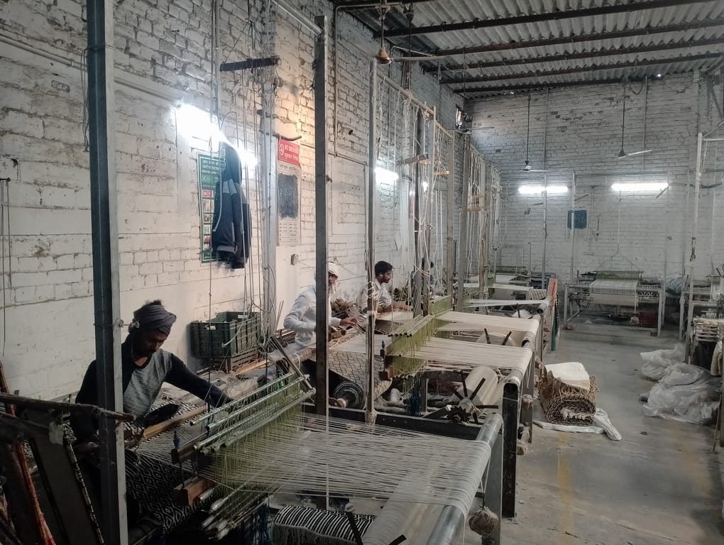 फैक्टरी में काम करते कारीगर। स्रोत : आर्काइव