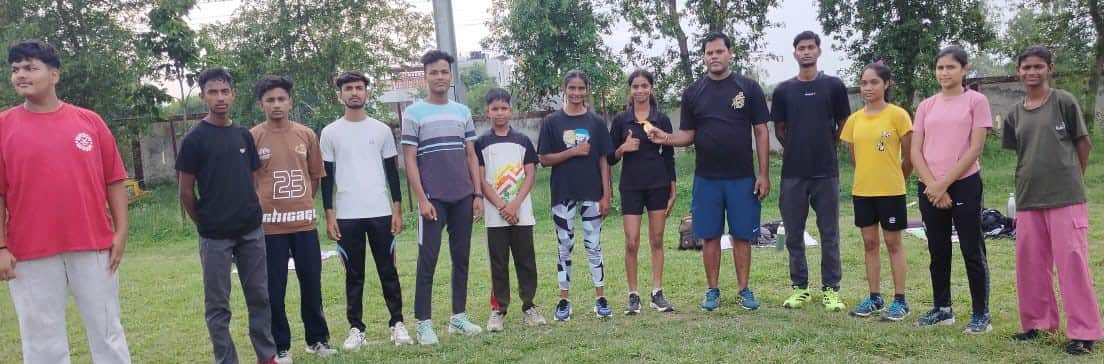 फोटो 04 सीकेटीपी 03 स्टेडियम में मेडल के साथ आकांक्षा सेंगर व अन्य खिलाड़ी। संवाद