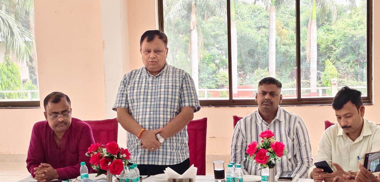फोटो 04 सीकेटीपी 25 बैठक करते बुंदेलखंड अनएडेड स्कूल एसोसिएशन के पदाधिकारी। संवाद