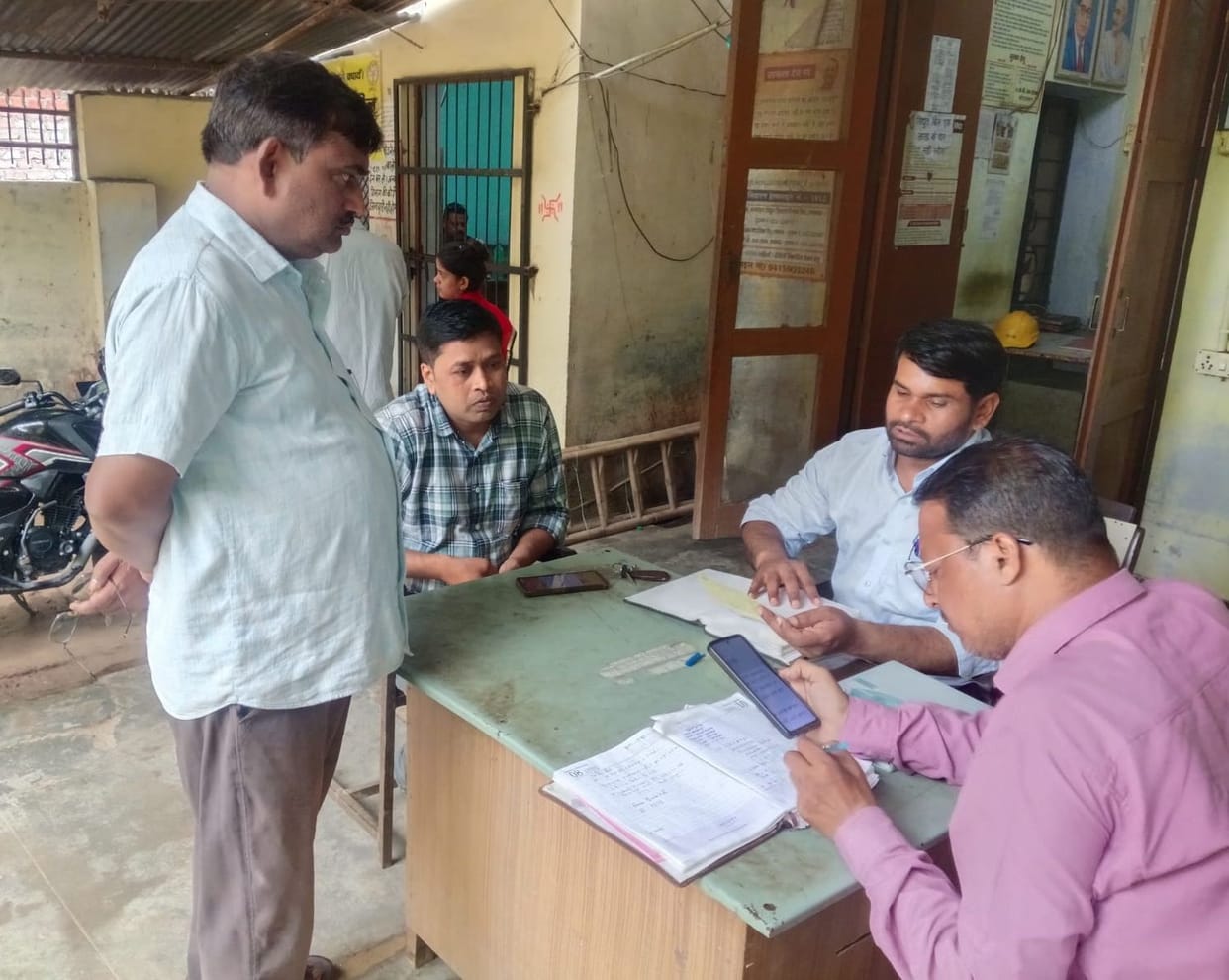 Making repeated visits to the department for four months; the meter has not been replaced.