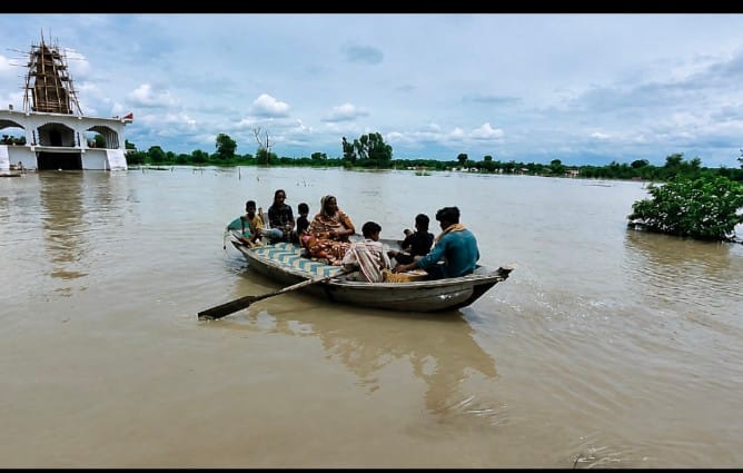 Farrukhabad-Budaun road closed due to 1.5 feet of water flowing over the Chitrakoot dip.