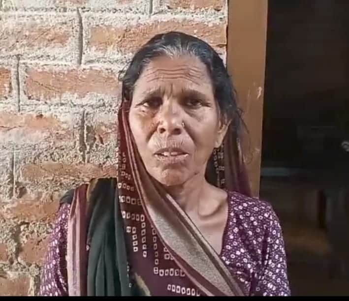 An old woman returning from her son's house was robbed in broad daylight.