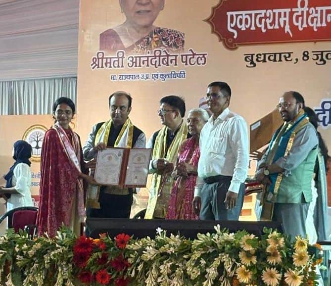  फोटो-10- लखनऊ में आयोजित दीक्षांत समारोह में राज्यपाल के हाथों प्रमाणपत्र लेती अंकिता। स्रोत: 