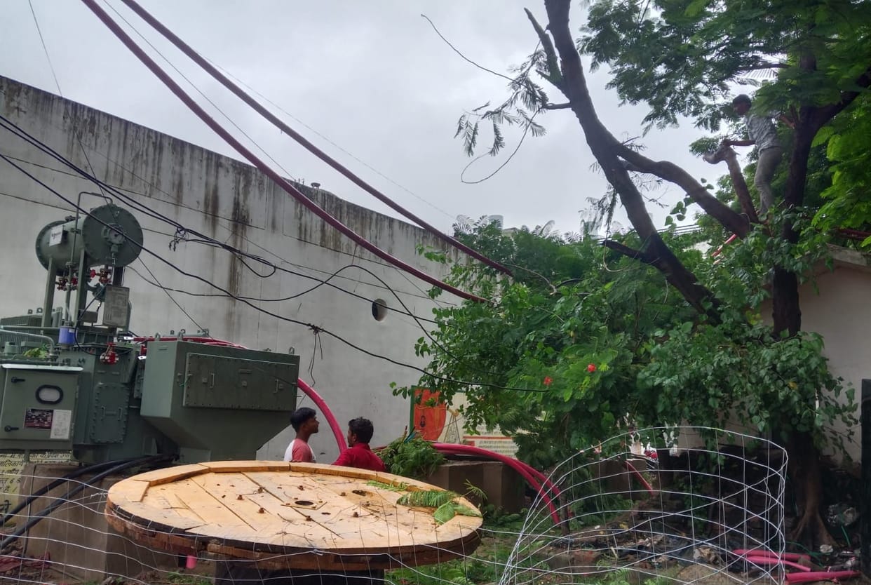 Medical college without power for an hour and a half; emergency ward in darkness, diagnostic tests stalled.