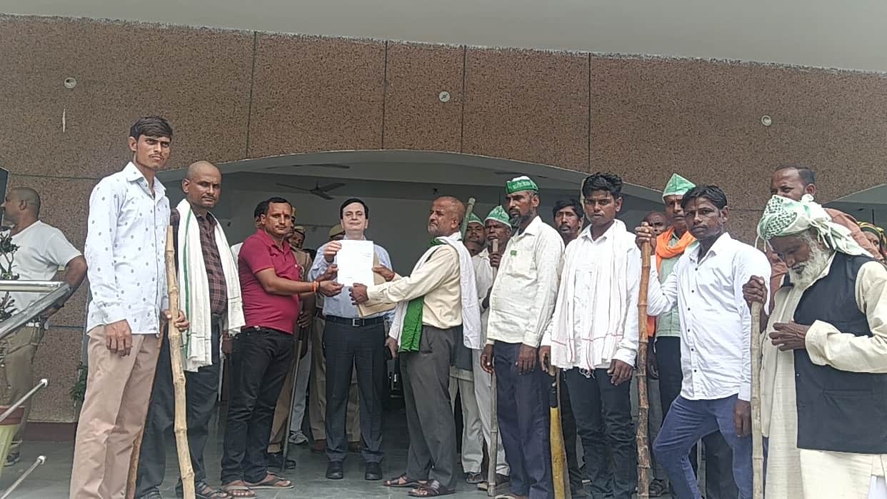 Farmers' protest over issues of stray cattle, manure, and encroachment
