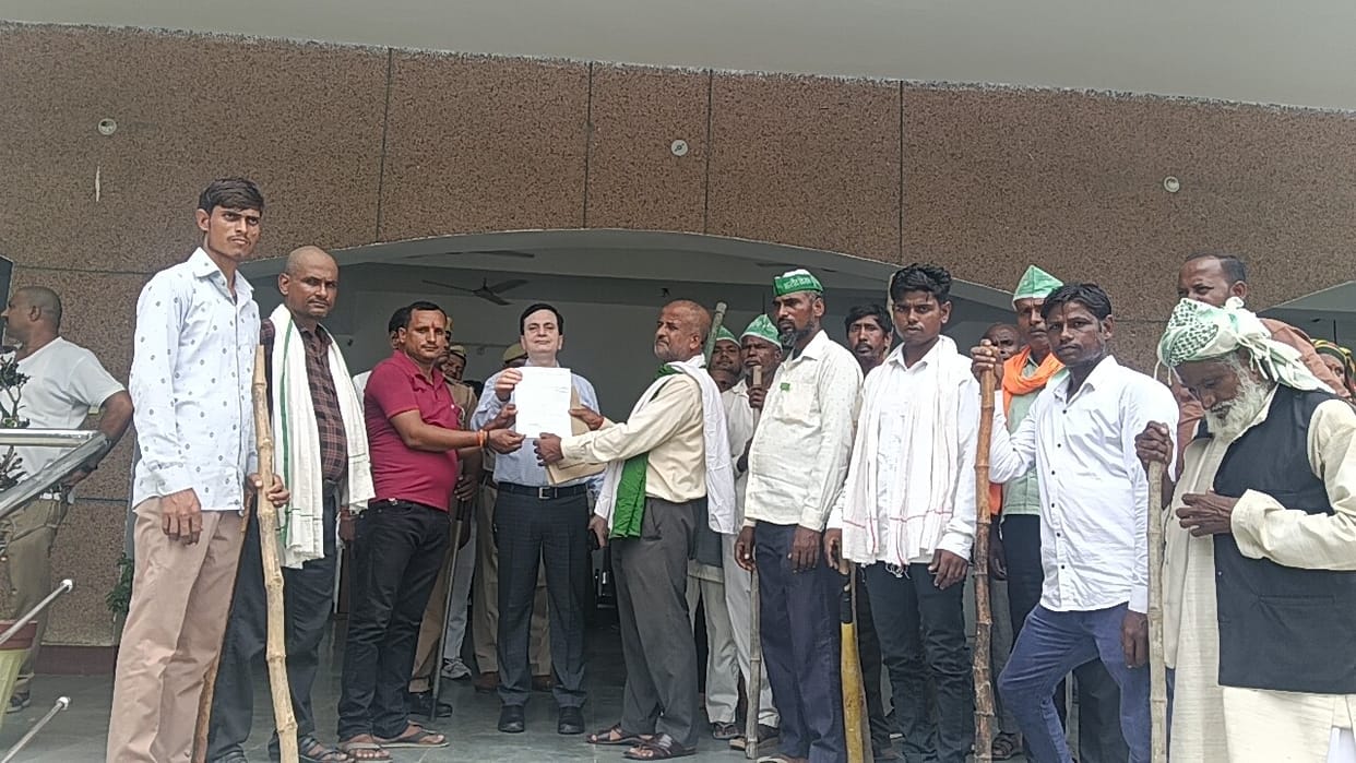 Farmers' protest over issues of stray cattle, manure, and encroachment