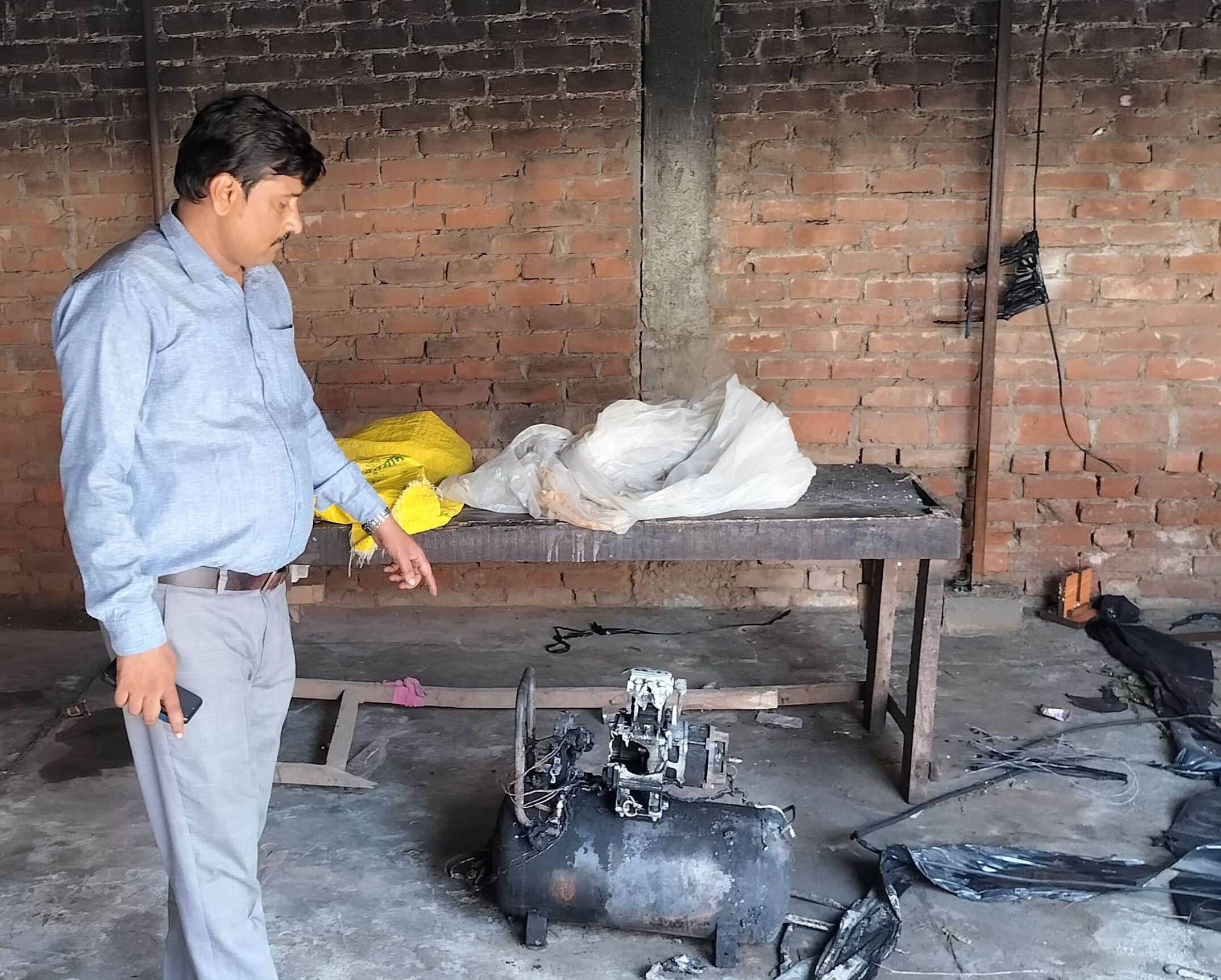 फोटो-14-कारखाने में जली सामग्री दिखाते मालिक नदीम तनवीर। संवाद