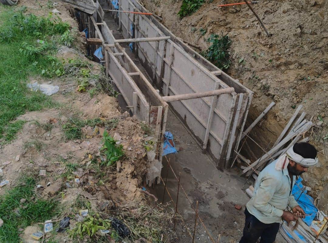 फोटो-2- नवाबगंज में निर्माणाधीन नाला। संवाद