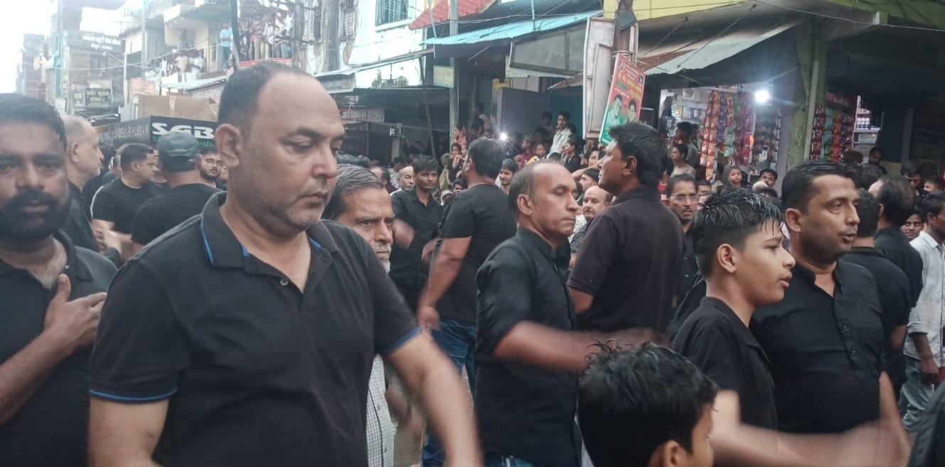 फोटो-23-बलरामपुर के उतरौला में निकाली गई जुलूस में शामिल अकीदतमंद ।-संवाद