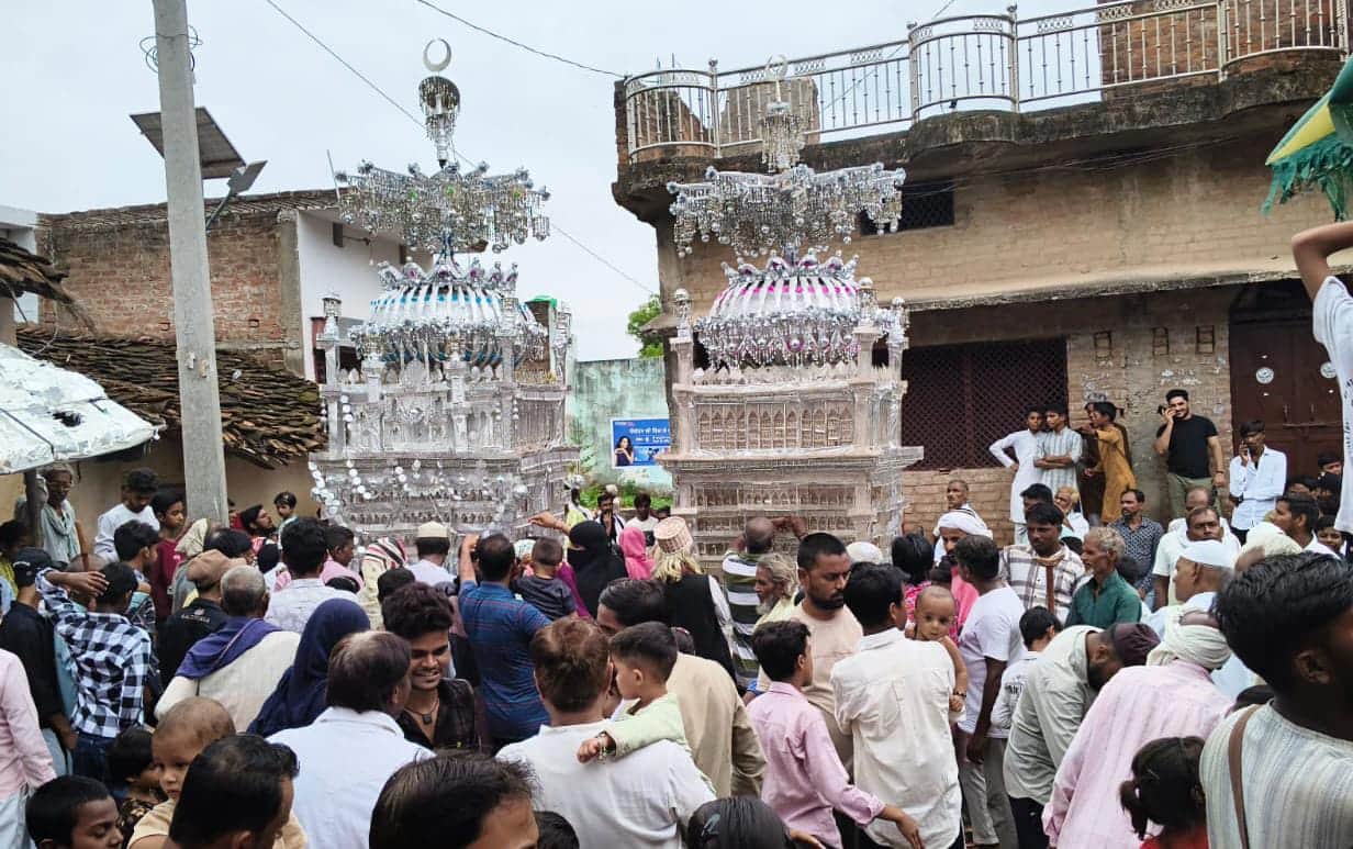 फोटो 29- बबेरू में ताजिया जुलूस निकालते अकीदतमंद। संवाद