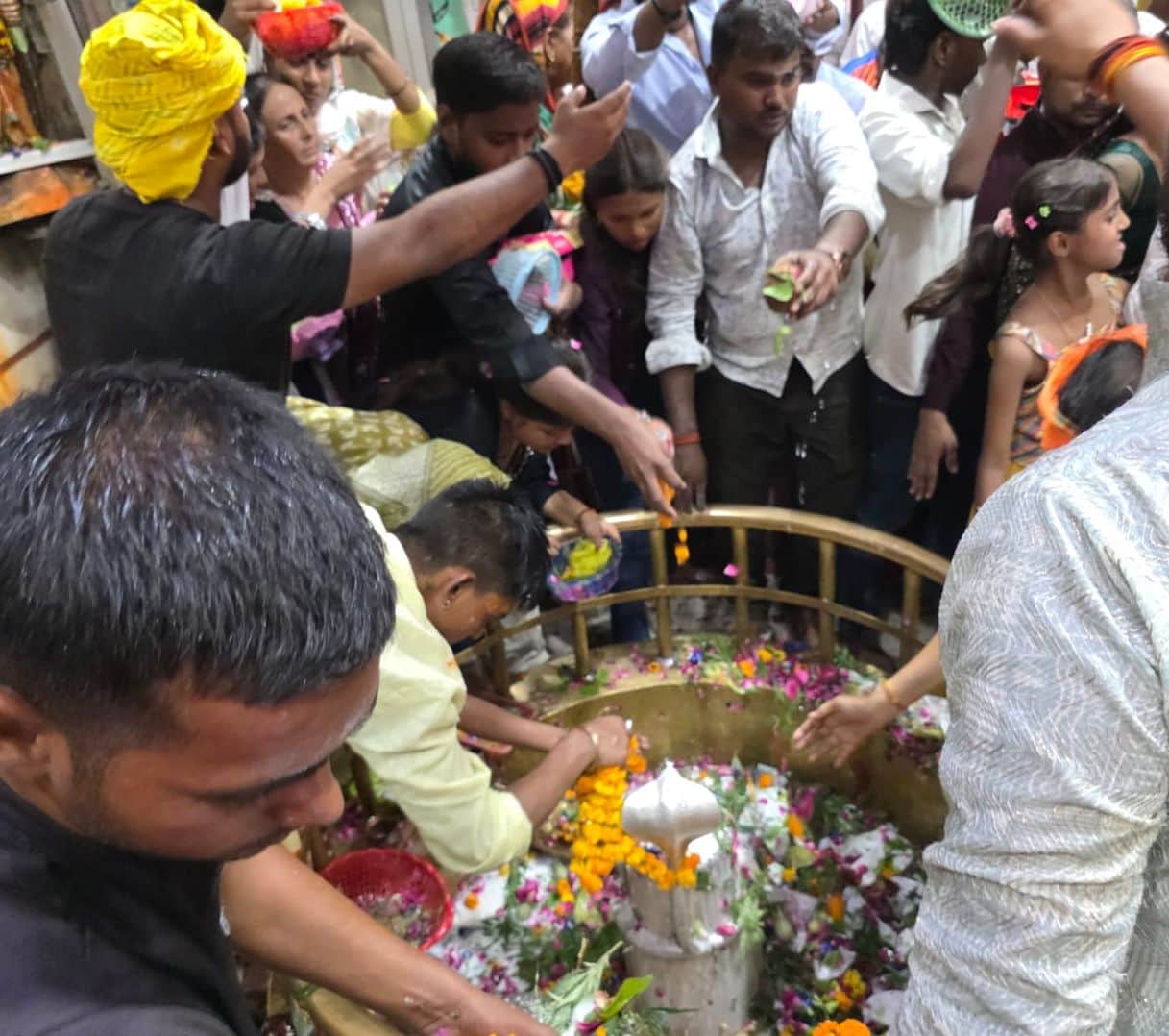 फोटो-3-गोकुलबाबा मंदिर में शिवलिंग का पूजन करते भक्त। संवाद