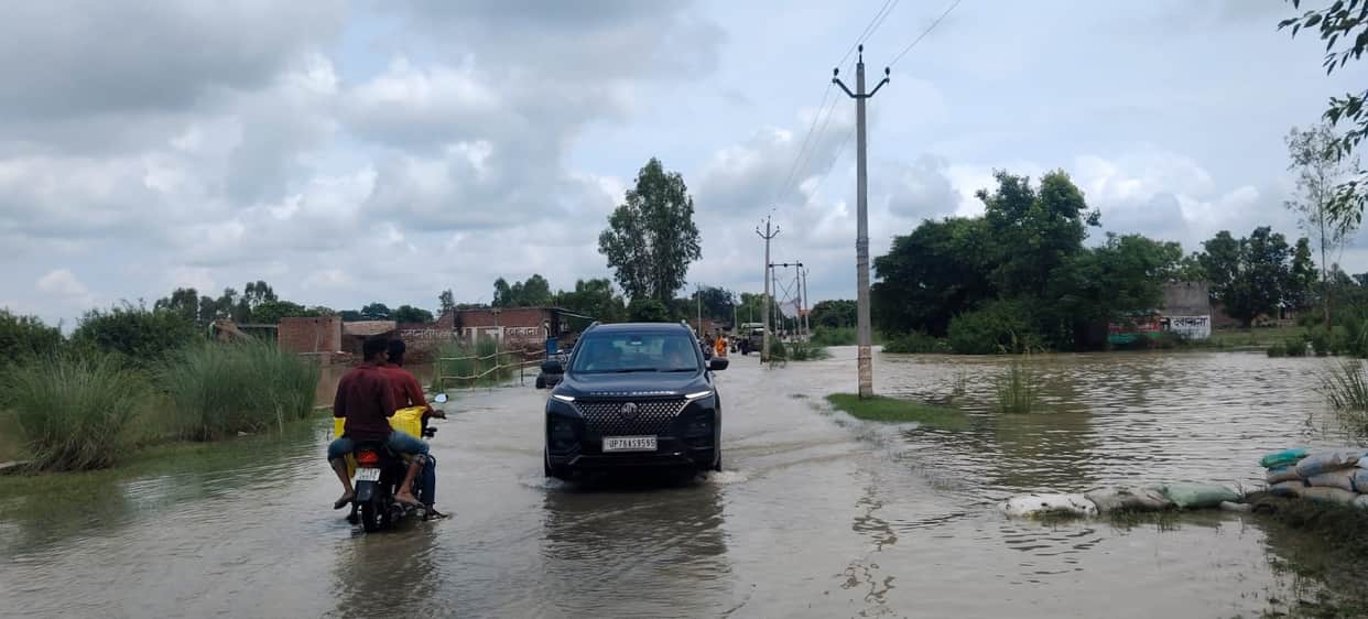 Vehicles risking danger while traversing the Shahjahanpur-Shamsabad route.