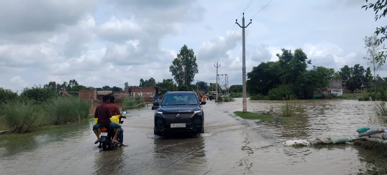 Vehicles risking danger while traversing the Shahjahanpur-Shamsabad route.