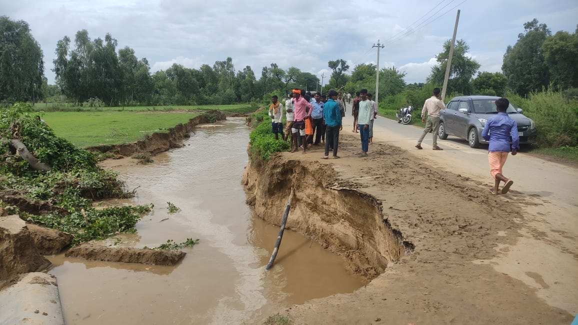 The road to Kola village was cut off due to floods and rainwater, disrupting traffic.