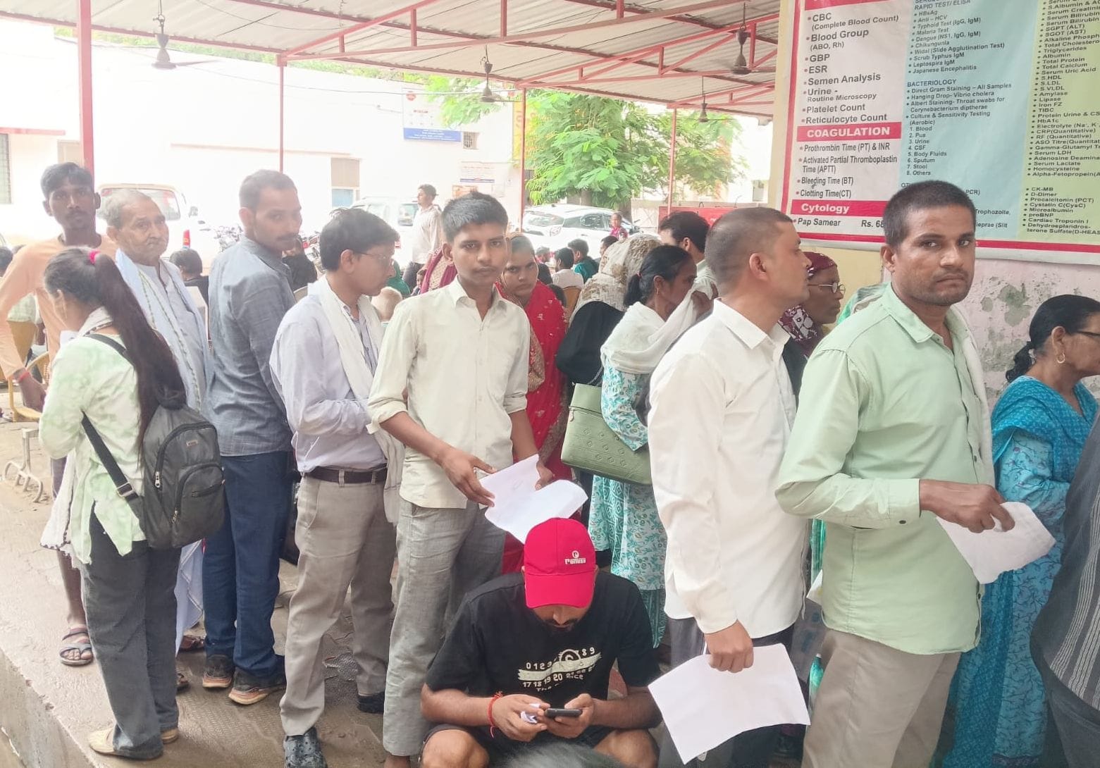 फोटो- 42- सेंट्रल लैब के बाहर लगी मरीज और तीमारदारों की भीड़। संवाद