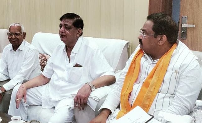 फोटो-47-जिला पंचायत में अधिवक्ताओें के साथ मौजूद पूर्व सांसद नरेश अग्रवाल व अन्य। संवाद