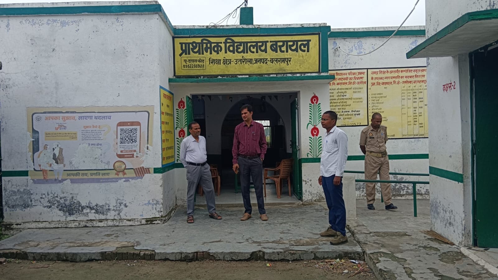 फोटो-8-बलरामपुर के उतरौला में बाढ़ राहत केंद्र का निरीक्षण करते एसडीएम ।-स्रोत: विभाग