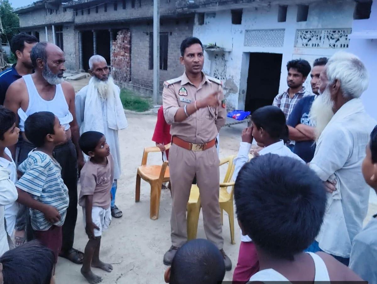 फोटो-9-बलरामपुर के ग्राम चैनपुर में ग्रामीणों को जागरूक करते वनकर्मी ।-स्रोत : विभाग
