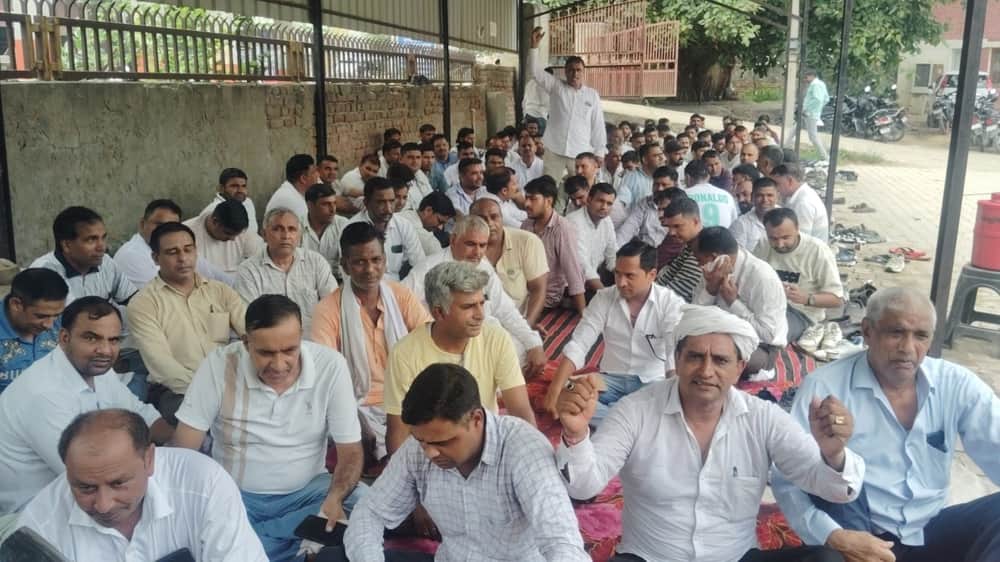 Power sector employees staged a symbolic protest against privatization.