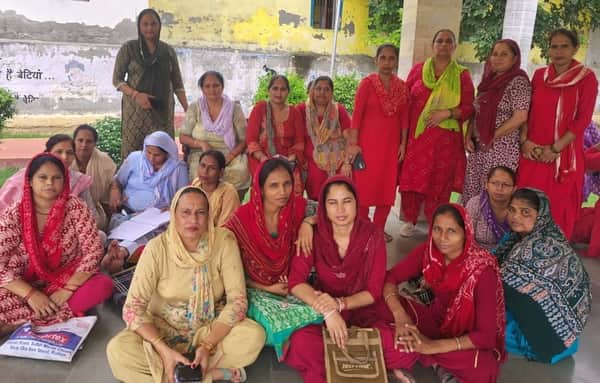 फोटो - जवाहर लाल नेहरू पार्क में बैठक में शामिल आशावर्कर। स्रोत - प्रवक्ता