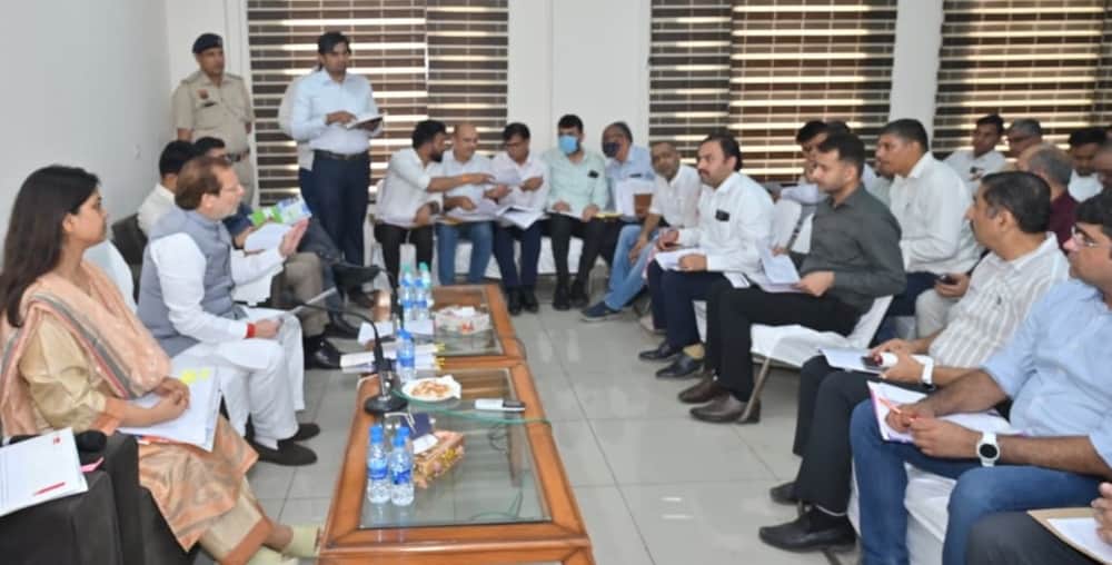 फोटो - कैनाल रेस्ट हाउस में अधिकारियों की मीटिंग लेते हुए कैबिनेट मंत्री डॉ. अरविंद शर्मा। स्रो