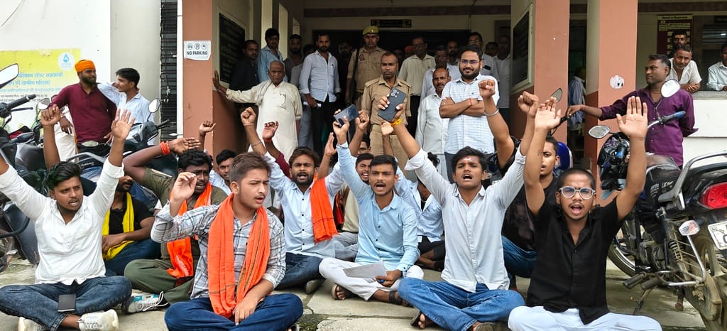 Hindu Raksha Dal activists staged a protest at the main gate of the Tehsil office.