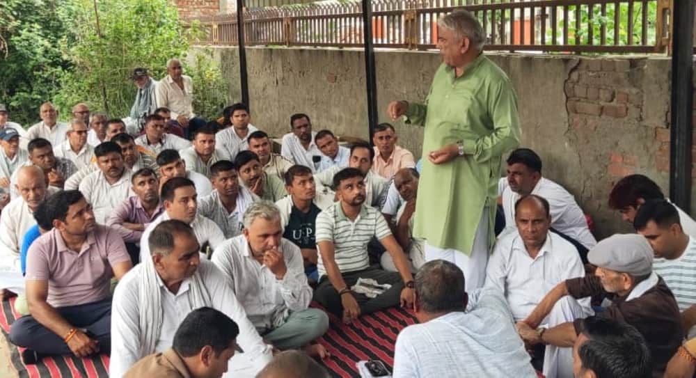 Electricity workers staged a protest against privatization.