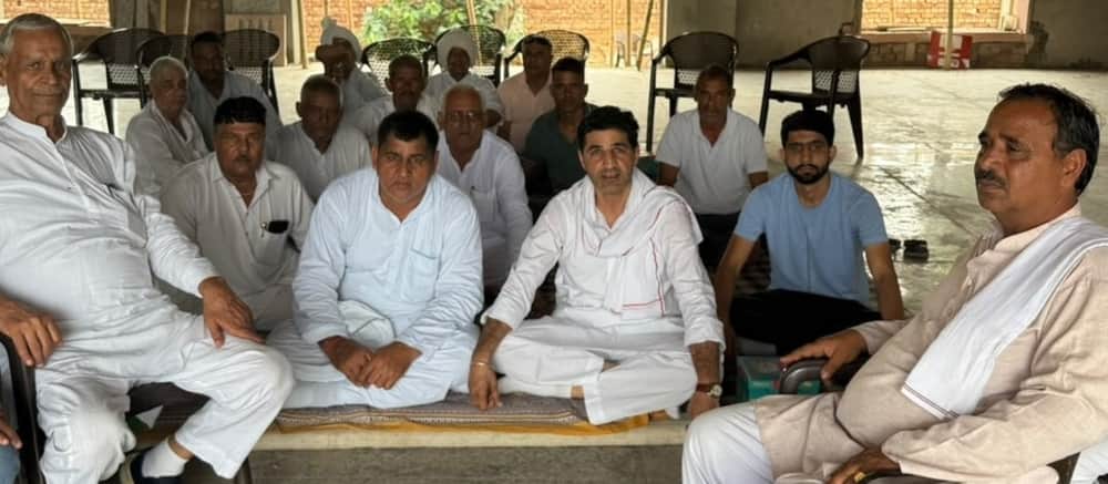 फोटो - सेक्टर सात में निर्माणाधीन जाट धर्मशाला परिसर में धरना पर बैठे हुए कुलदीप गंगाना। स्रोत 