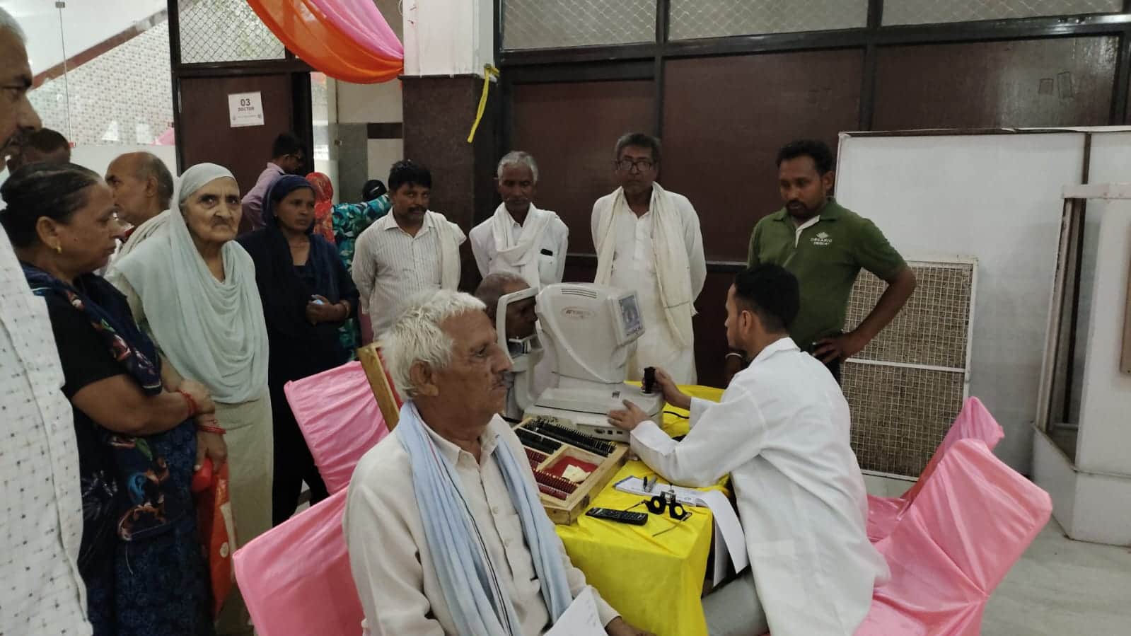 फोटो : सोनीपत के अग्रवाल धर्मशाला में शिविर के दौरान नेत्र जांच कराने पहुंचे दी महाराजा अग्रसे