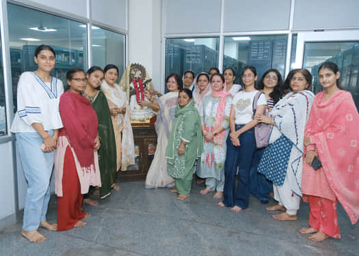 फोटो :: सोनीपत के जीवीएम कॉलेज में नए सत्र के शुभारंभ पर मां सरस्वती की आराधना करती प्राचार्य ड