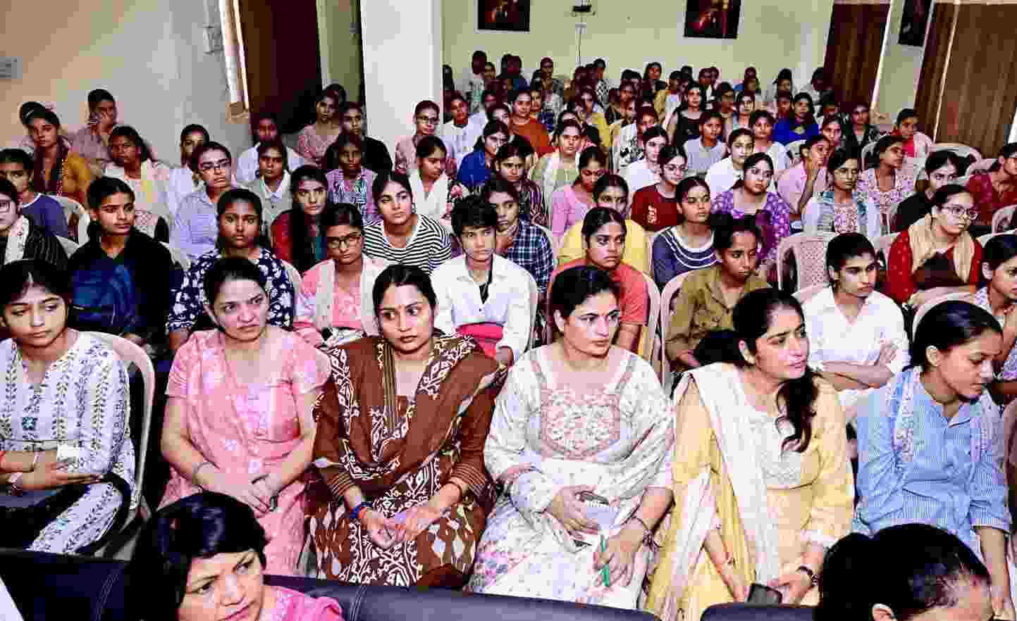 फोटो: सोनीपत के टीकाराम कन्या महाविद्यालय में हरियाणवी लोक नृत्य कार्यशाला के शुभारंभ अवसर पर म