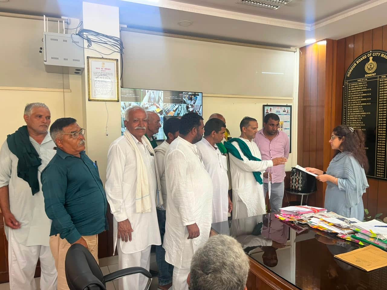 फोटो: सोनीपत लघु सचिवालय में नगराधीश सिमरन को मांगपत्र सौंपते भारतीय किसान यूनियन (टिकैत) के पद