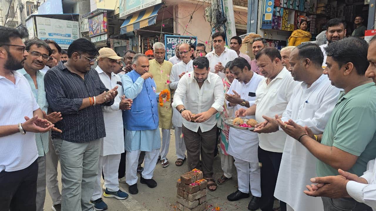 फोटो : सोनीपत में ओल्ड रोहतक रोड पर पेयजल लाइन डालने के कार्य के शुभारंभ पर नारियल तोड़ते विधाय