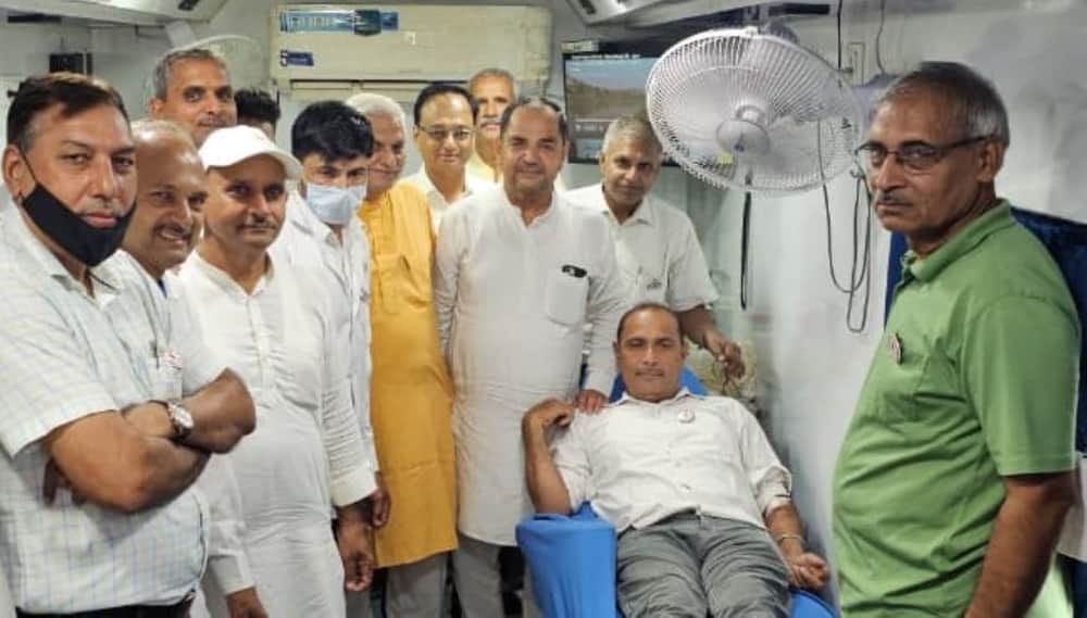 फोटो - शिविर में रक्तदाता को प्रोत्साहित करते हुए। स्रोत - प्रवक्ता