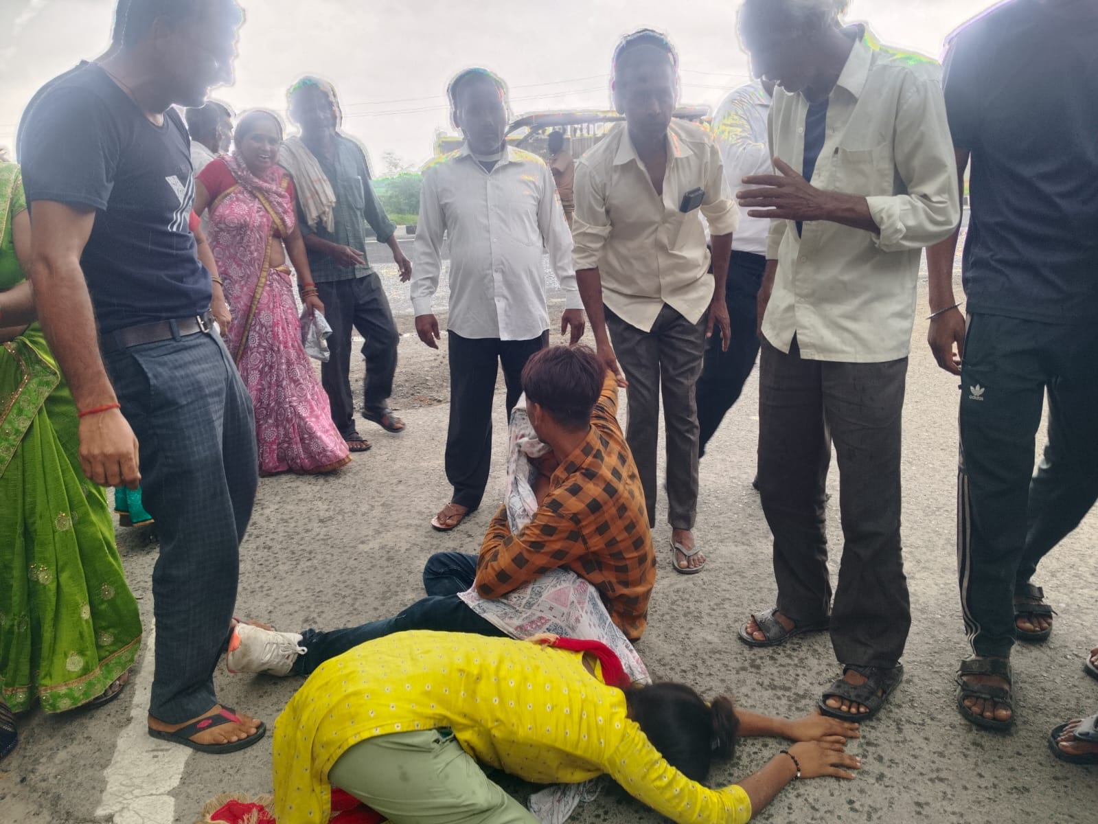 फोटो18 हादसे के बाद घटनास्थल पर रोते बिलखते परिजन