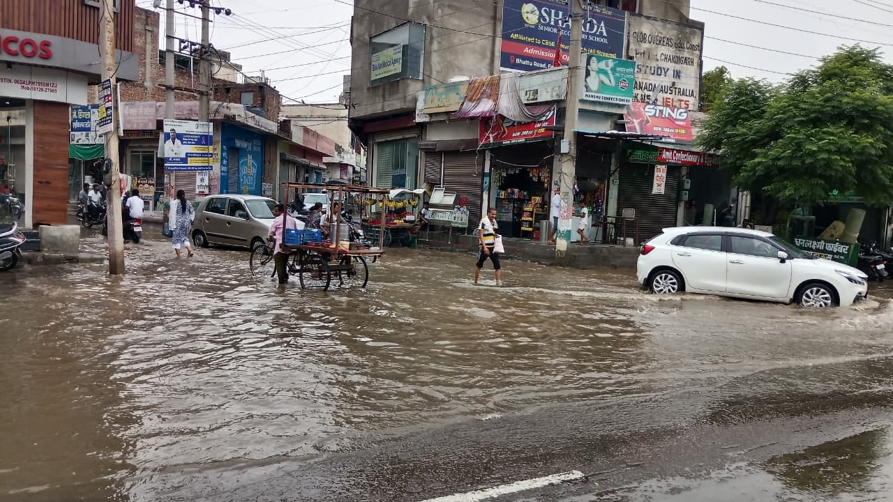 फतेहाबाद में बारिश के बाद जलभराव। 