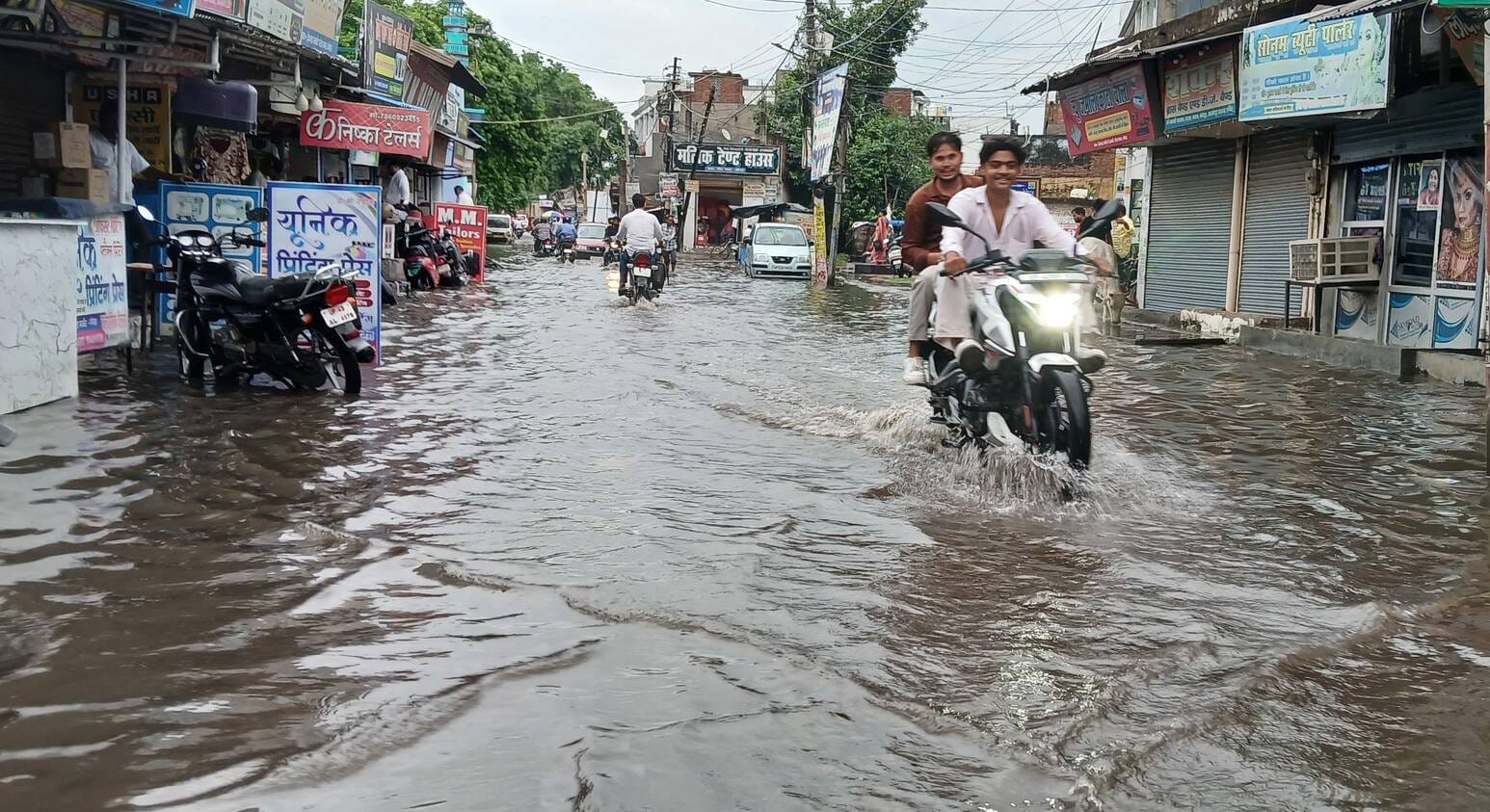 गोंडा के पटेलनगर ईदगाह मार्ग पर भरा बारिश का पानी।