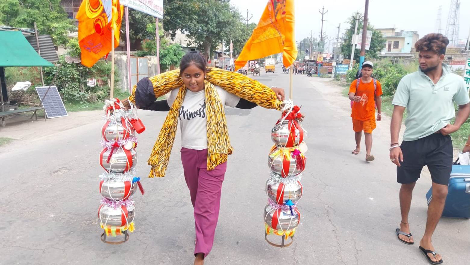 गंगानगरी से 71 किलो जल लेकर जाती शिवभक्त सोनम। संवाद