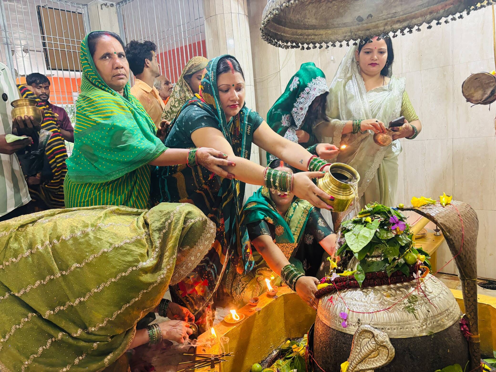 गहमर के मनभद्र बाबा शिव मंदिर में जलाभिषेक करतीं महिला श्रद्धालु। संवाद