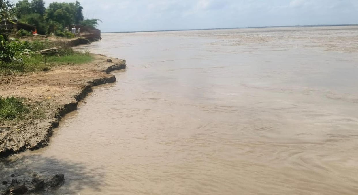 Saryu rises towards the danger mark again; anxiety mounts.