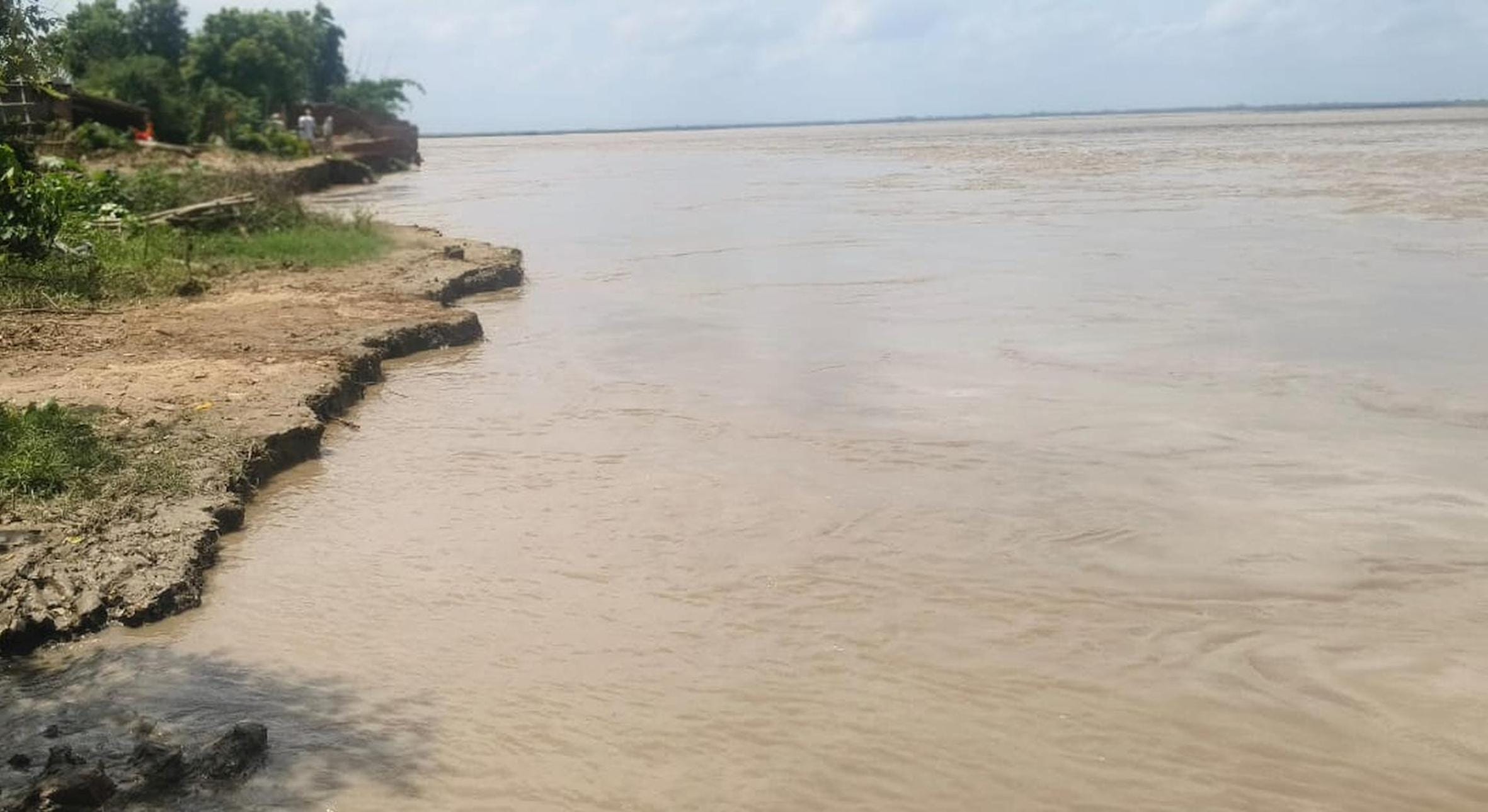 गोलागंज कोठार में बढ़ रहा सरयू नदी का जलस्तर।