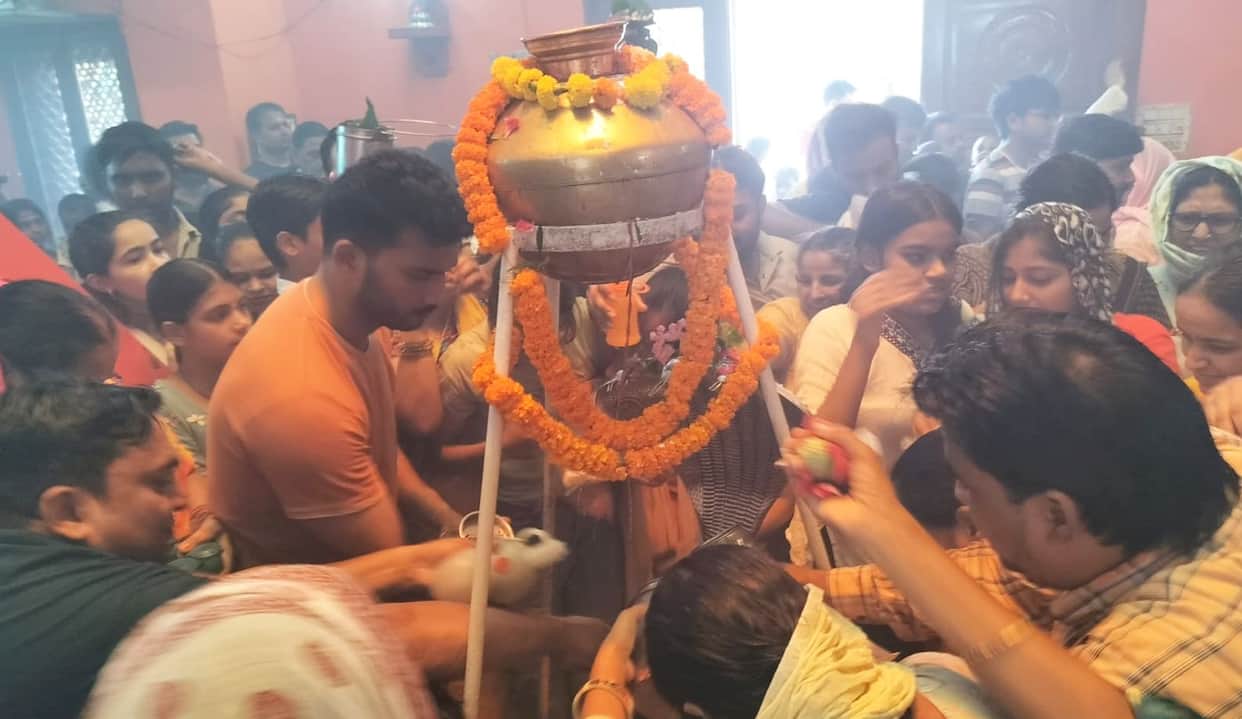 District immersed in devotion to Lord Shiva; three lakh Kanwariyas arrive.