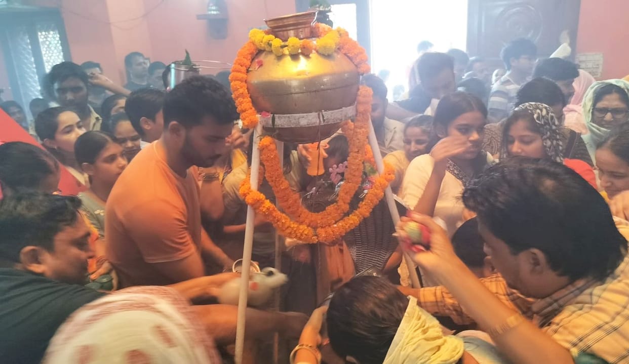 District immersed in devotion to Lord Shiva; three lakh Kanwariyas arrive.
