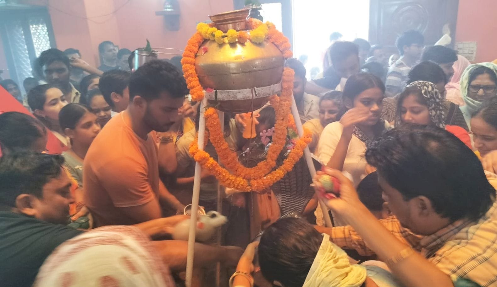 गौरी शंकर मंदिर में भगवान शिव पर जलाभिषेक करते भक्त। संवाद