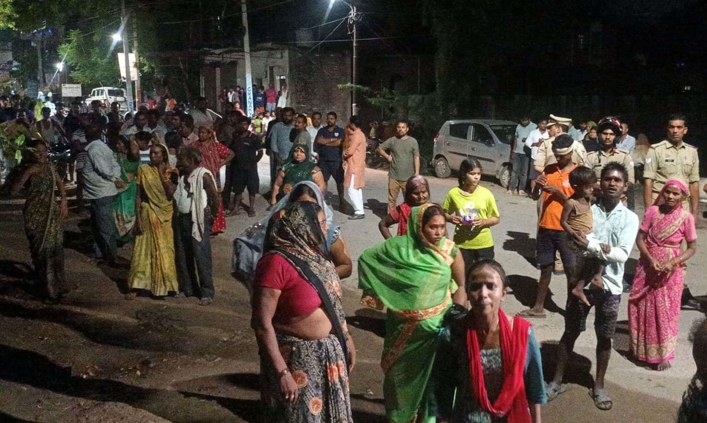 गौरीगंज-अमेठी मार्ग पर युवक की हत्या के बाद हाईवे जाम कर प्रदर्शन करते परिजन। -संवाद