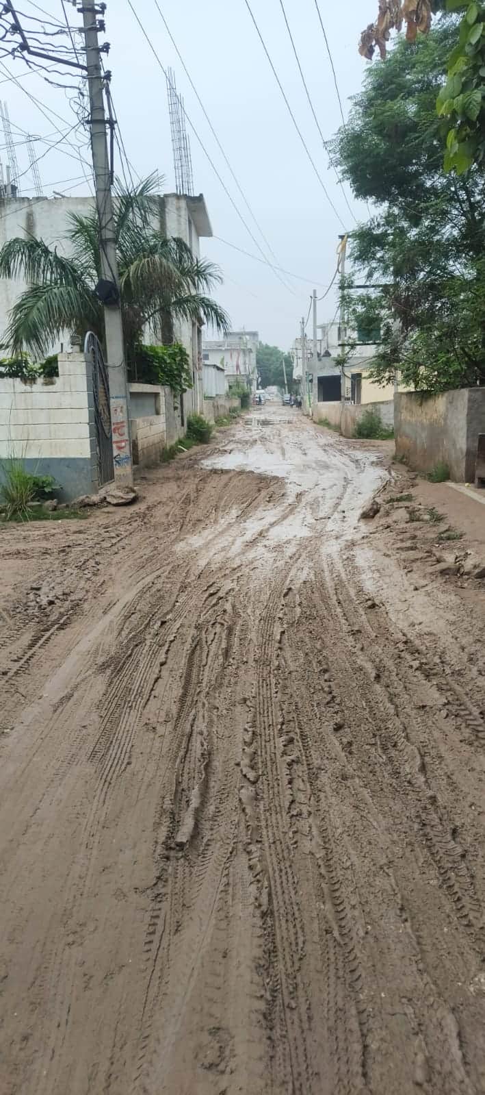 People troubled by the dilapidated road