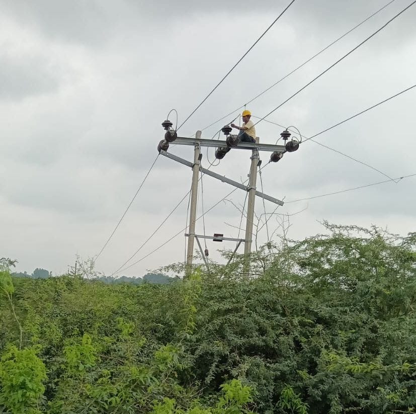 गदागंज उपकेंद्र को जाने वाली लाइन में फॉल्ट ठीक करता कर्मचारी।